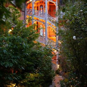 Escalier emblématique—LE RELAIS BERNARD LOISEAU©PHILIPPE SCHAFF Escalier emblématique