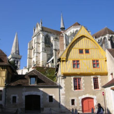 Auxerre-fachwerk-france-a-velo